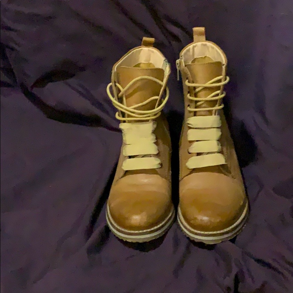 Crevice ankle boots